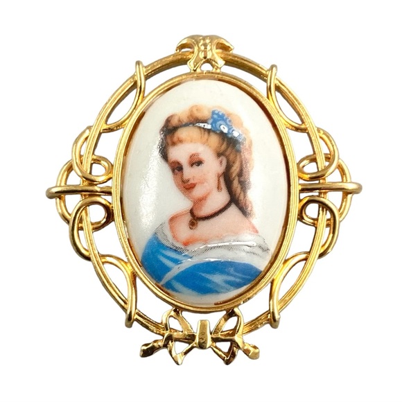 Broche porcelaine avec femme au chapeau
